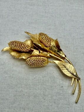 Vintage Gold Tone Floral Brooch - Textured Wheat Motif